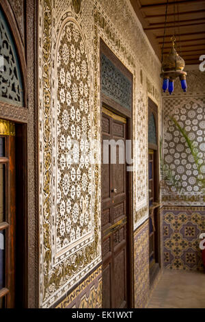 Marrakech, Marocco - 11 settembre 2014: dettaglio da Amlal Riad di Marrakech, Marocco. Riad Amlal hanno autentica decorate camere Foto Stock