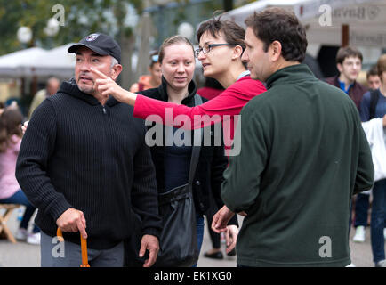 Addestratore di cani Cesar Millan, stella del reality show "Dog Whisperer con Cesar Millan,' in vacanza in Croazia con un amico. Dotato di: Cesar Millan dove: Zagabria, Croazia quando: 01 Ott 2014 Foto Stock