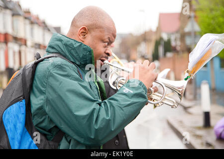 Londra - Marzo 29th: musicista non identificato in una domenica delle Palme processione su Marzo 29th, 2015, a Londra, Inghilterra, Regno Unito. Palm sun Foto Stock