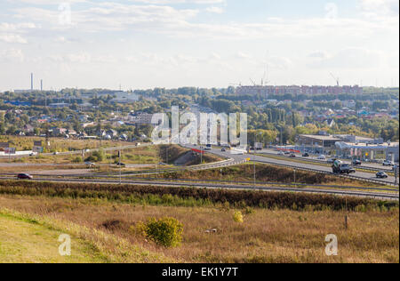 Vista della città di Samara da IKEA ipermercato in estate giornata di sole Foto Stock