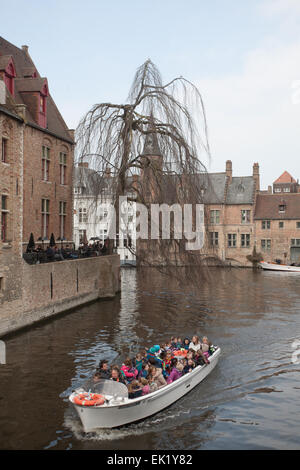 Tourist Canal Boat, Bruges, Belgio Foto Stock