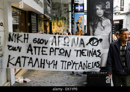 Atene, Grecia. 5 aprile 2015. Un banner mostra la solidarietà con gli occupanti del decanato dell'Università di Atene e sciopero della fame e legge "la vittoria nella lotta di sciopero della fame e dell'occupazione del decanato'. Retail i lavoratori hanno protestato in Atene Ermou Street contro l'apertura di negozi di domenica in Grecia. Il nuovo governo ha annunciato la sua intenzione di modificare la legge che attualmente consente ai negozi di aprire il 7 domeniche dell'anno, ma non hanno agito su questo ancora. Credito: Michael Debets/Alamy Live News Foto Stock