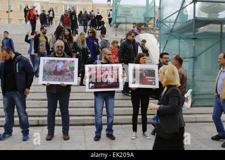 Atene, Grecia. 5 aprile 2015. Gli attivisti animale tenere le foto di agnelli morti. Gli attivisti di origine animale hanno protestato a Atene Piazza Syntagma circa gli abbattimenti di massa di agnelli per Pasqua. Agnello è il cibo tradizionale per essere mangiato la Domenica di Pasqua in Grecia dopo il digiuno quaresimale davanti a Pasqua. Credito: Michael Debets/Alamy Live News Foto Stock