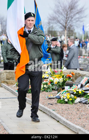 Belfast, Irlanda del Nord, Regno Unito. 5 Aprile, 2015. Il leader del partito di colore arriva presso il complotto repubblicano come tombe Nazionale Associazione e Sinn Fein commemorare il 99° anniversario della pasqua irlandese Rising, Belfast Credit: stephen Barnes/Alamy Live News Foto Stock