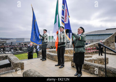 Belfast, Irlanda del Nord, Regno Unito. 5 Aprile, 2015. Colore parte prendere posizione su come le tombe Nazionale Associazione e Sinn Fein commemorare il 99° anniversario della pasqua irlandese Rising, Belfast Credit: stephen Barnes/Alamy Live News Foto Stock