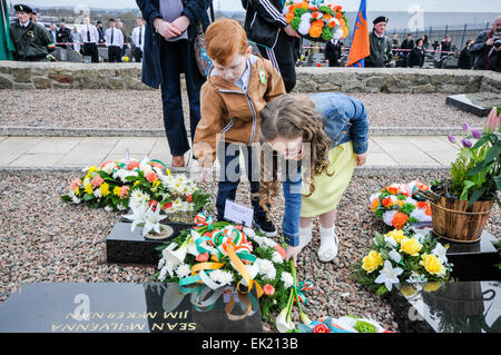 Belfast, Irlanda del Nord, Regno Unito. 5 Aprile, 2015. Bambini deporre una corona e gigli di Pasqua sulla IRA complotto repubblicano Credit: stephen Barnes/Alamy Live News Foto Stock