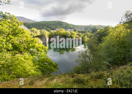 Guardando attraverso il disuso Dorothea cava di ardesia, Nantlle, Gwynedd, Wales, Regno Unito. Inondati con acqua. Foto Stock