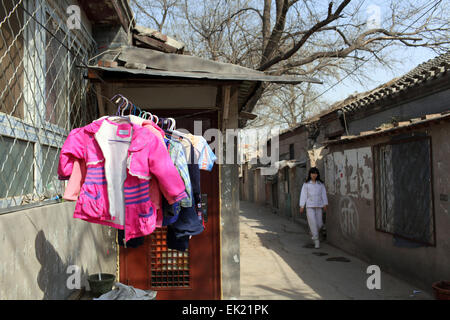 Pechino, Cina. 7 Apr 2012. I bambini vestiti di può essere visto appeso a un linea bucato nel quartiere Jiaochangkou Hutong attualmente demolito a Pechino, in Cina, il 7 aprile 2012. Numerosi hutong sono state abbattute negli ultimi decenni per ospitare gli edifici alti e ampie strade. Foto: Jens Buettner/dpa - nessun filo SERVICE -/dpa/Alamy Live News Foto Stock