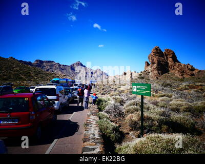 I turisti della segnaletica a Mt Teide Parque Nacional del Teide Tenerife Isole Canarie Spagna Foto Stock