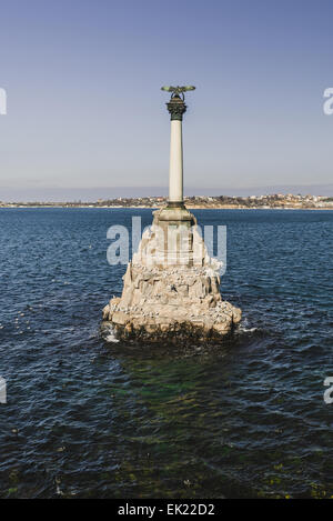 Monumento alle navi passeggere nel pomeriggio su uno sfondo di cielo chiaro Foto Stock