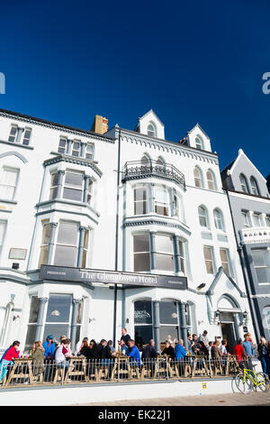 Ceredigion, Wales, Regno Unito. 04 apr, 2015. Regno Unito Meteo: Aberystwyth, Galles. Patroni della struttura The Glengower Hotel. Credito: Dave Stevenson/Alamy Live News Foto Stock