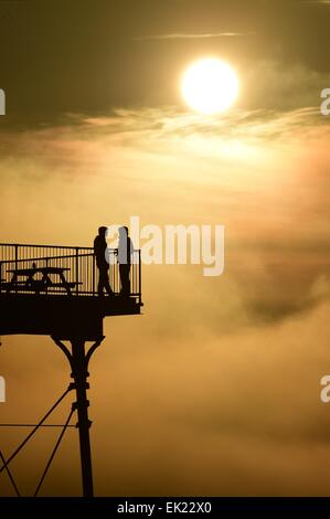 Aberystwyth, Wales, Regno Unito. 5 Aprile, 2015. Meteo REGNO UNITO: Domenica di Pasqua 5 Aprile 2015 alla fine di una Domenica di Pasqua di inviolata il caldo sole primaverile, il sole tramonta spettacolarmente su Cardigan Bay a Aberystwyth sulla West Wales coast, UK. Il clima caldo è previsto che rimanga per i prossimi giorni, specialmente nella parte occidentale del Regno Unito, con temperature che raggiungono i 15ºC / 60ºF. Credito: keith morris/Alamy Live News Foto Stock