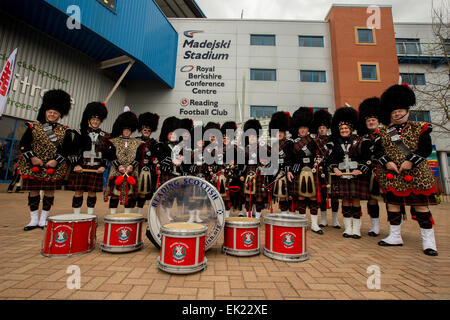 Reading, Regno Unito. 05 apr, 2015. Il rugby europeo Champions Cup Quarti di finale. London Irish rispetto a Edimburgo. La lettura Scottish band prima del kick off. © Azione Sport Plus/Alamy Live News Foto Stock