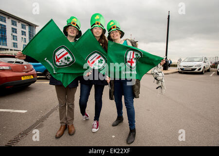 Reading, Regno Unito. 05 apr, 2015. Il rugby europeo Champions Cup Quarti di finale. London Irish rispetto a Edimburgo. Tre London Irish sostenitori. © Azione Sport Plus/Alamy Live News Foto Stock