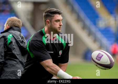 Reading, Regno Unito. 05 apr, 2015. Il rugby europeo Champions Cup Quarti di finale. London Irish rispetto a Edimburgo. Eamonn Sheridan si riscalda. © Azione Sport Plus/Alamy Live News Foto Stock