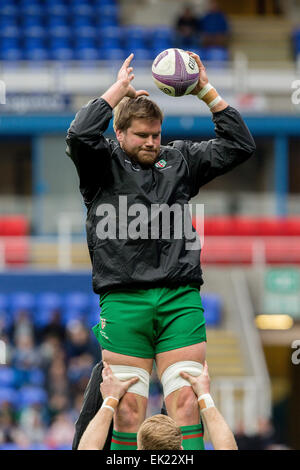 Reading, Regno Unito. 05 apr, 2015. Il rugby europeo Champions Cup Quarti di finale. London Irish rispetto a Edimburgo. Nic Rouse in fase di riscaldamento. © Azione Sport Plus/Alamy Live News Foto Stock