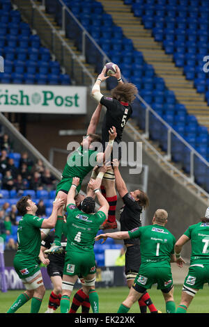 Reading, Regno Unito. 05 apr, 2015. Il rugby europeo Champions Cup Quarti di finale. London Irish rispetto a Edimburgo. Ben Attrezzoè vince line out palla. © Azione Sport Plus/Alamy Live News Foto Stock