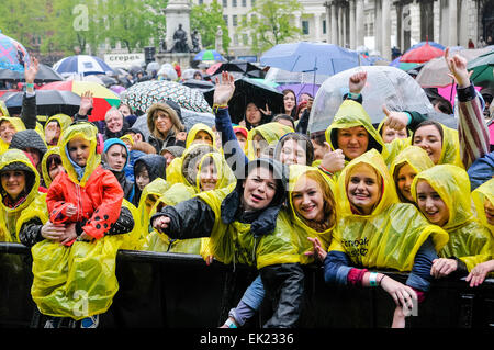 Il 17 maggio 2013. Belfast, Irlanda del Nord. Molti spettatori hanno dato poncho di plastica per tenere fuori pioggia a il primo Signore di Belfast Sindaco di concerto. Foto Stock