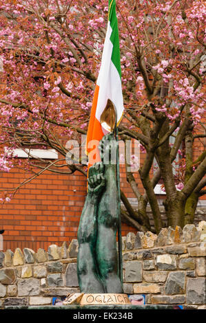 Il repubblicano memorial garden " un rebbio Bheo' nel filamento corto, Belfast, Irlanda del Nord. Foto Stock