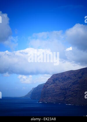 Los Acantilados de Los Gigantes dei Giganti n Puerto Santiago isola di Tenerife Isole Canarie Spagna Foto Stock