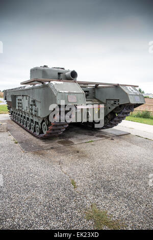 British World War 2 era Churchill serbatoio a Lion sur Mer Calvados, in Normandia, Francia, Europa vicino il D-Day spada beach Foto Stock