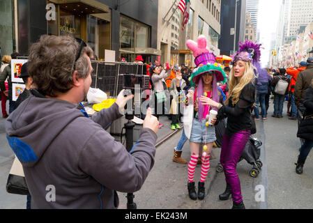 New York, Stati Uniti d'America. 5 Aprile, 2015. Un uomo riprese video di due giovani donna vestita in modo creativo durante il 2015 Easter Parade e Pasqua Festa del cofano in New York City Credit: Donald bowers/Alamy Live News Foto Stock