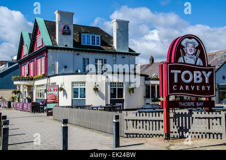 Toby Carvery a Thorpe Bay vicino a Southend on Sea, Essex. Il pub Halfway House. Catena di ristoranti. esterno decorato con fiori. soleggiato Foto Stock