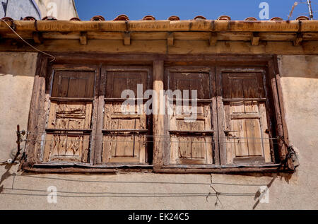 Vecchia finestra in legno con pioggia gronda e asciugatrice Foto Stock