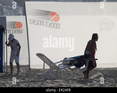 Rio De Janeiro, Brasile. 8 Giugno, 2014. L'uomo tirando sdraio in spiaggia Copacabana, Rio de Janeiro, Brasile. © David H. pozzetti/ZUMA filo/Alamy Live News Foto Stock