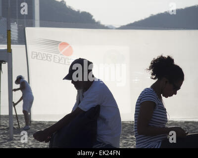 Rio De Janeiro, Brasile. 8 Giugno, 2014. La silhouette di un uomo e di una donna alla spiaggia Copacabana, Rio de Janeiro, Brasile. © David H. pozzetti/ZUMA filo/Alamy Live News Foto Stock