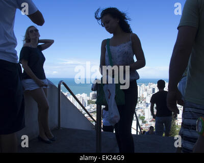 31 maggio 2014 - EspÃ-rito Santo, 00 - i turisti con seascape nella lontana, Vitoria, Espirito, Brasile. © David H. pozzetti/ZUMA filo/Alamy Live News Foto Stock