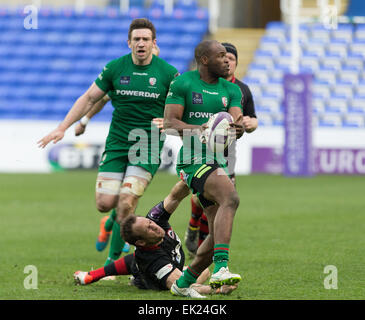 Reading, Regno Unito. 05 apr, 2015. Il rugby europeo Champions Cup Quarti di finale. London Irish rispetto a Edimburgo. Topsy Ojo si prepara a passare. Credito: Azione Sport Plus/Alamy Live News Foto Stock