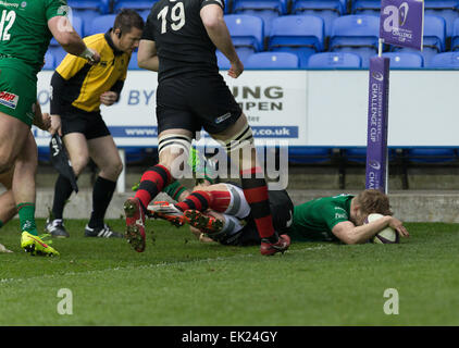 Reading, Regno Unito. 05 apr, 2015. Il rugby europeo Champions Cup Quarti di finale. London Irish rispetto a Edimburgo. Scott Steele punteggi nell'angolo. Credito: Azione Sport Plus/Alamy Live News Foto Stock