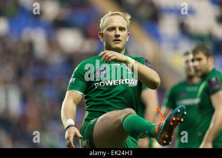 Reading, Regno Unito. 05 apr, 2015. Il rugby europeo Champions Cup Quarti di finale. London Irish rispetto a Edimburgo. Shane Geraghty calci per l'angolo. Credito: Azione Sport Plus/Alamy Live News Foto Stock