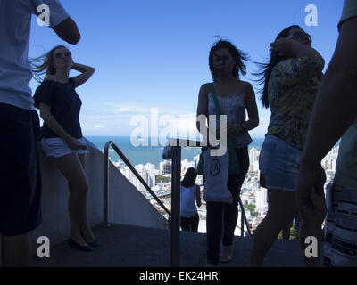 31 maggio 2014 - EspÃ-rito Santo, 00 - i turisti con seascape nella lontana, Vitoria, Espirito, Brasile. © David H. pozzetti/ZUMA filo/Alamy Live News Foto Stock