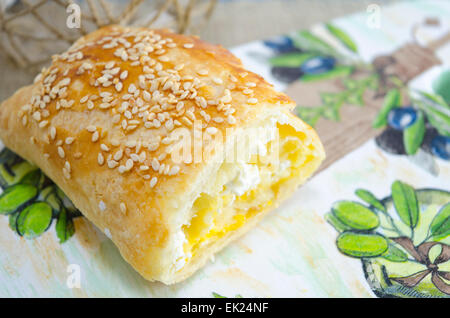 Fatta in casa torta su un vassoio decorato Foto Stock