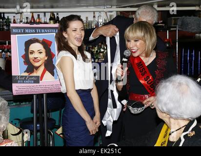 La Miss metropolitane coronamento onorario di 'in comune' attrice Megan Fairchild a Ellen's Stardust Diner offre: Megan Fairchild,Ellen Hart dove: New York New York, Stati Uniti quando: 01 Ott 2014 Foto Stock