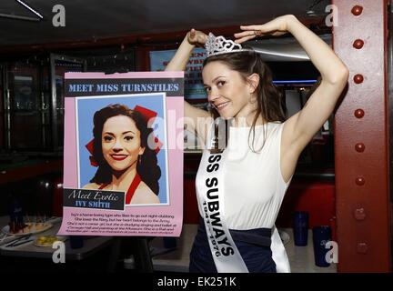 La Miss metropolitane coronamento onorario di 'in comune' attrice Megan Fairchild a Ellen's Stardust Diner offre: Megan Fairchild dove: New York New York, Stati Uniti quando: 01 Ott 2014 Foto Stock