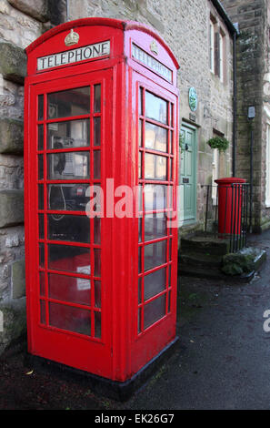 K6 Telefono Rosso chiosco in ordine di lavoro sulla strada principale di Winster nel Derbyshire Foto Stock