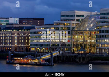 Ponte di Londra City Pier, il fiume Tamigi, Londra, Inghilterra Foto Stock