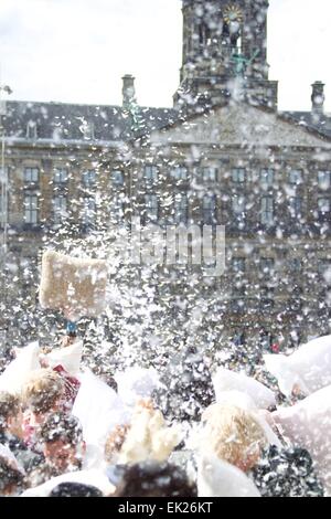 Amsterdam, Paesi Bassi. 4 apr, 2015. La gente a prendere parte a una lotta di cuscini segnando il cuscino internazionale lotta giorno a Piazza Dam ad Amsterdam in Olanda, il 4 aprile 2015. © Sylvia Lederer/Xinhua/Alamy Live News Foto Stock