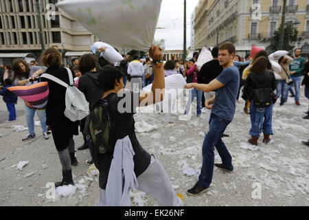 Atene, Grecia. 05 apr, 2015. La gente lotta con cuscini a Athen's Klafthmonos Square sul cuscino internazionale lotta giorno. La gente è venuto a Athen's Klafthmonos Square a combattere con cuscini sul cuscino internazionale lotta giorno. © Michael Debets/Pacific Press/Alamy Live News Foto Stock