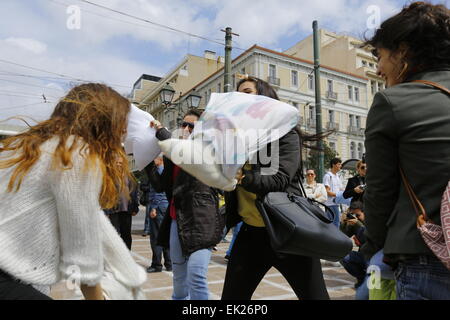 Atene, Grecia. 05 apr, 2015. La gente lotta con cuscini a Athen's Klafthmonos Square sul cuscino internazionale lotta giorno. La gente è venuto a Athen's Klafthmonos Square a combattere con cuscini sul cuscino internazionale lotta giorno. © Michael Debets/Pacific Press/Alamy Live News Foto Stock