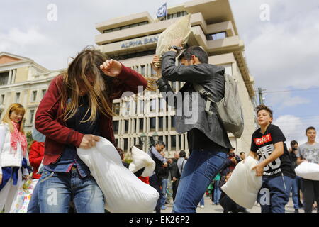 Atene, Grecia. 05 apr, 2015. La gente lotta con cuscini a Athen's Klafthmonos Square sul cuscino internazionale lotta giorno. La gente è venuto a Athen's Klafthmonos Square a combattere con cuscini sul cuscino internazionale lotta giorno. © Michael Debets/Pacific Press/Alamy Live News Foto Stock