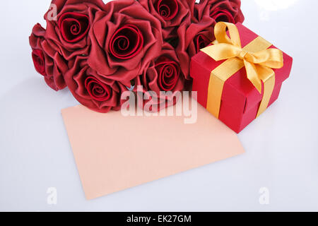 Scheda vuota con fiori di colore rosso e regalo Foto Stock