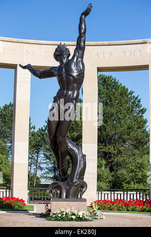 Europa, Francia, Calvados, Colleville sur Mer, il cimitero Americano sopra la spiaggia di Omaha, il memorial e la statua in bronzo Foto Stock