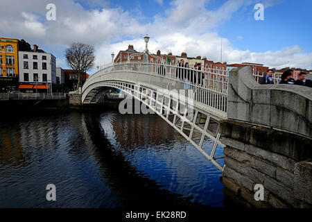 Il famoso Halfpenny o Ha'penny ponte che attraversa il fiume Liffey a Dublino in Irlanda. Foto Stock