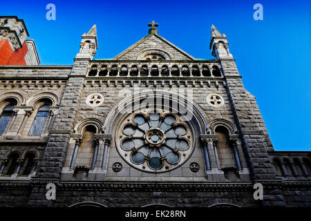 Vista esterna della chiesa carmelitana priorato di Santa Teresa in Clarendon San Dublino Irlanda, con il suo imponente finestra rotonda Foto Stock