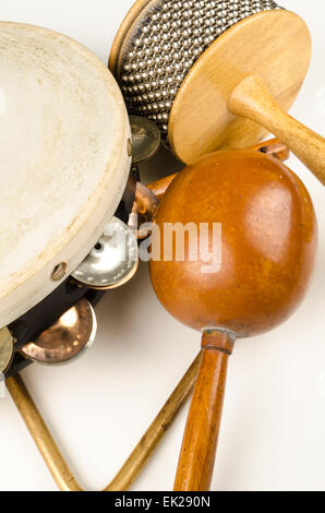 Assortimento di piccoli strumenti a percussione su bianco Foto Stock