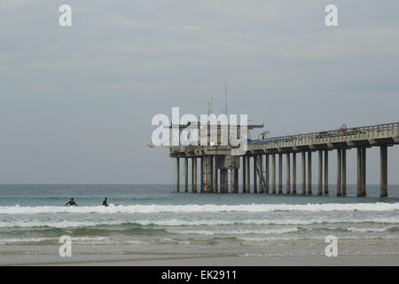 Una fotografia di alcuni surfers accanto a Scripps Pier, appartenente all'Istituto Scripps di Oceanografia, a La Jolla, San Diego. Foto Stock